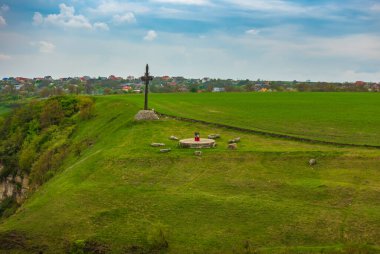Kamenetz-Podolsk, Ukrayna 'daki dağdan geç. Tören için taşların çemberi