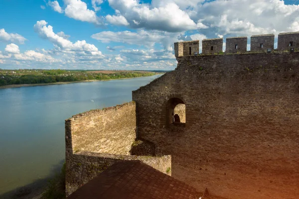 ウクライナ コティンの川のそばの古い要塞 — ストック写真