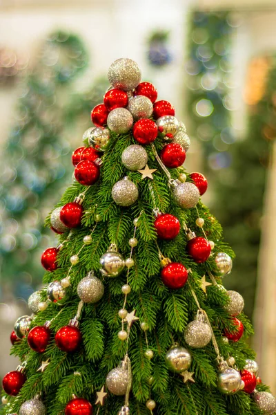 Albero Natale Decorato Con Palline Colore Rosso Oro Argento — Foto Stock