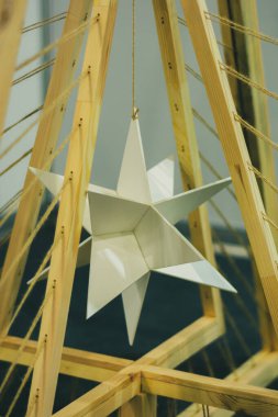 Oktahedron ahşap sopalarda asılı..