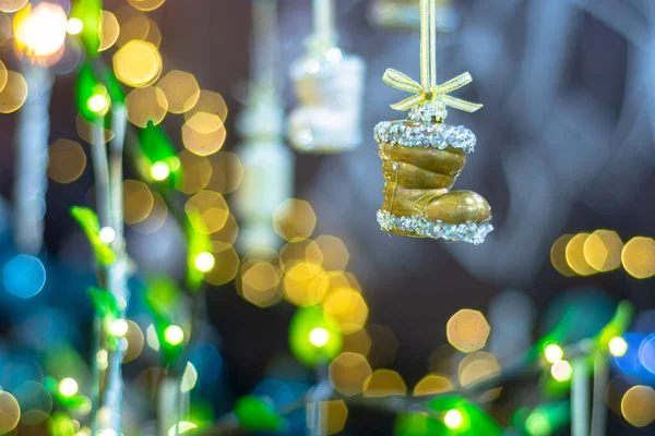 Weihnachtsspielzeug Hängt Den Zweigen Eines Mit Girlanden Geschmückten Baumes Geringe — Stockfoto