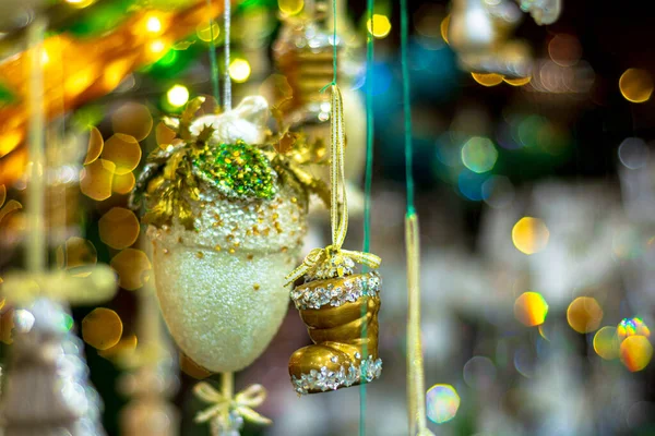 Giocattoli Natale Pendono Sui Rami Albero Decorato Con Ghirlande Profondità — Foto Stock