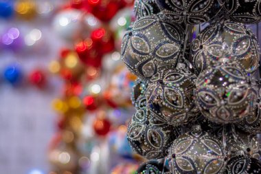 Süslü kahverengi Noel topları.