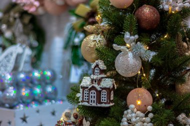 Yeni yıl dekoru. Evler bir Noel ağacının dallarına asılır. Sığ alan derinliği