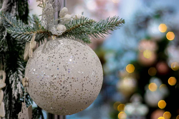 Silver Jul Boll Med Gnistrar Hängande Gren — Stockfoto