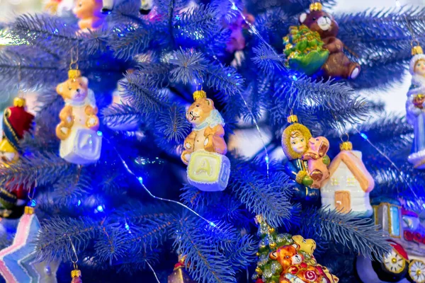 Πρωτοχρονιάτικη Διακόσμηση Χριστουγεννιάτικα Παιχνίδια Κρέμονται Ένα Μπλε Χριστουγεννιάτικο Δέντρο Διακοσμημένο — Φωτογραφία Αρχείου