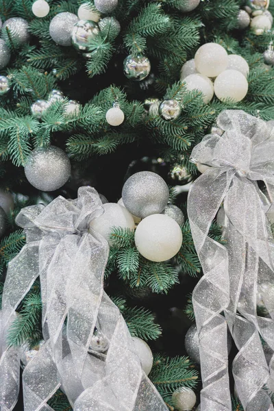 シルバーボールと光沢のあるリボンとクリスマスツリー — ストック写真