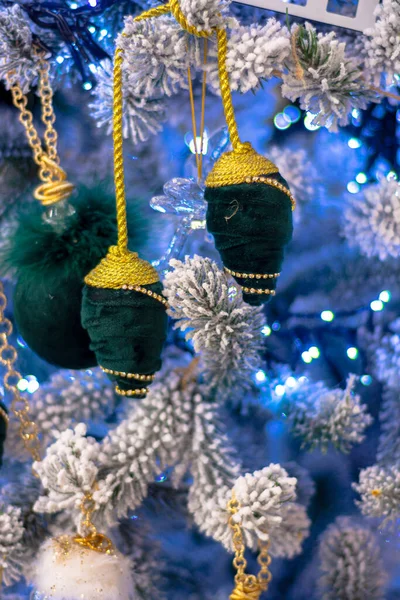Zielone Zabawki Świąteczne Niebieskiej Choince — Zdjęcie stockowe