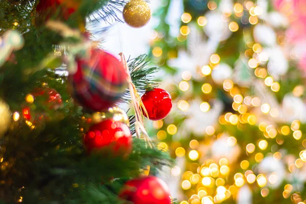 Újévi Dekoráció Zöld Karácsonyfa Piros Golyókkal — Stock Fotó