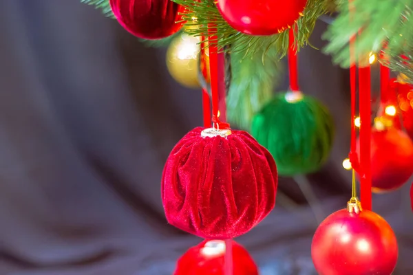 Újévi Dekoráció Zöld Karácsonyfa Piros Golyókkal — Stock Fotó