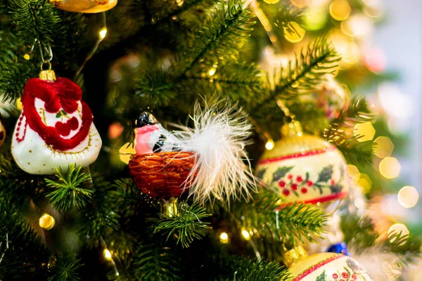 Karácsonyi Játékok Lógnak Egy Karácsonyfa Ágán — Stock Fotó