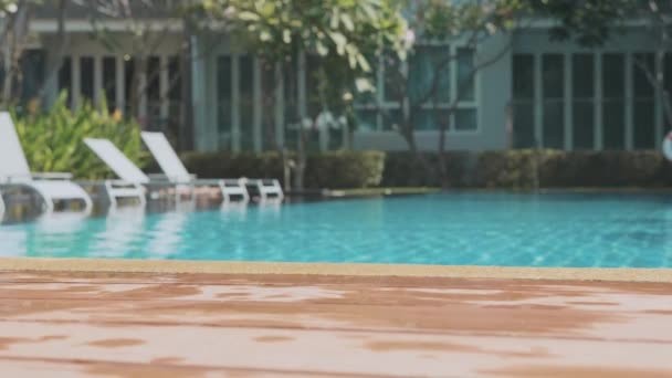 Kleines Mädchen kommt ins Schwimmbad und springt in Zeitlupe ins Wasser — Stockvideo