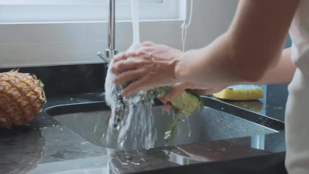 Primeros planos de las mujeres lavándose las manos brócoli en la cocina doméstica — Vídeo de stock