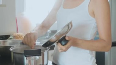 Genç kadın onun çorba komik iğrenç bir baş ağrısı yüz ifadesi tatma