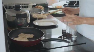 Genç kadın ev yapımı çörekler Pan iç mutfak, yemek