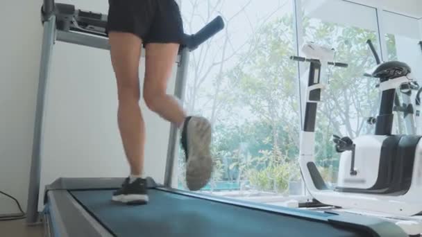 运动的年轻女子运行在跑步机上, 特写后视图 — 图库视频影像