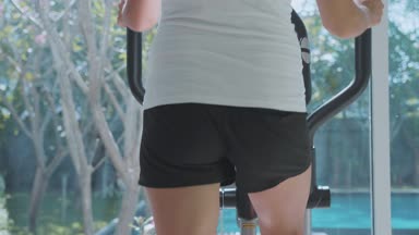 Üstünde adım makine kınamak spor salonunda egzersiz sportif genç kadın