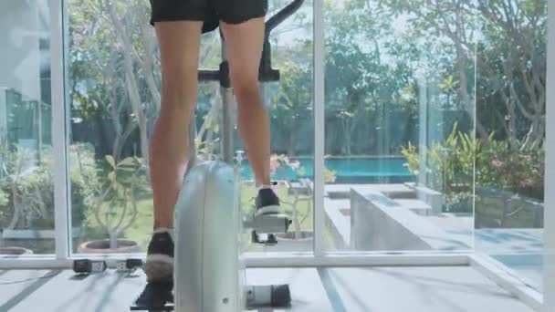 클로즈업 여성 피트 체육관에서 고정 자전거에 타고 — 비디오