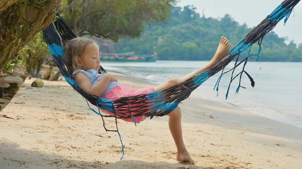 かわいい子女の子のハンモックの上に横たわると砂のビーチでリラックス — ストック写真