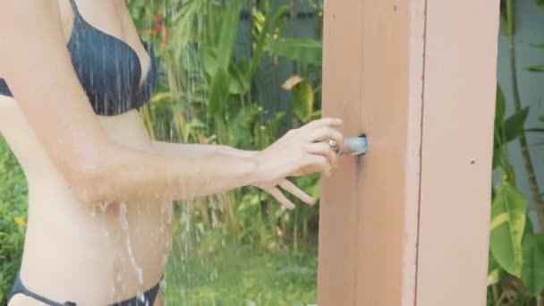 Yong hübsche Frau unter der Dusche im Freien am Pool-Bereich — Stockvideo