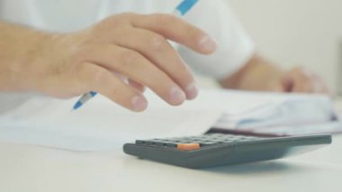 İşadamı el mali belgeleriyle çalışma ve hesap makinesi kullanma office