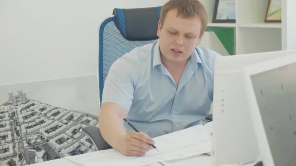 Två affärsmän har en diskussion och arbeta med dokument i office — Stockvideo