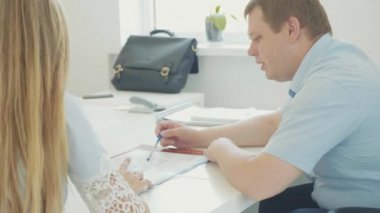 İki arkadaşları erkek ve kadın ofiste bir tartışma var