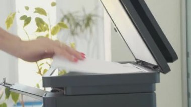 Ofiste kopyalama belge için fotokopi makinesi kullanan kadın Close-up