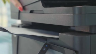 Ofiste kopyalama belge için fotokopi makinesi kullanan kadın Close-up