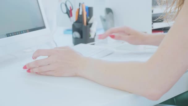 Close-up tiro de mulher mão digitando no teclado do computador no escritório moderno — Vídeo de Stock