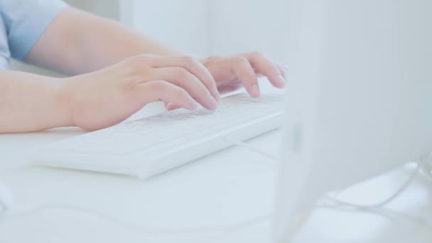 デスクトップ pc で作業する人のオフィスの机でコンピューターのマウスと男性の手 — ストック動画