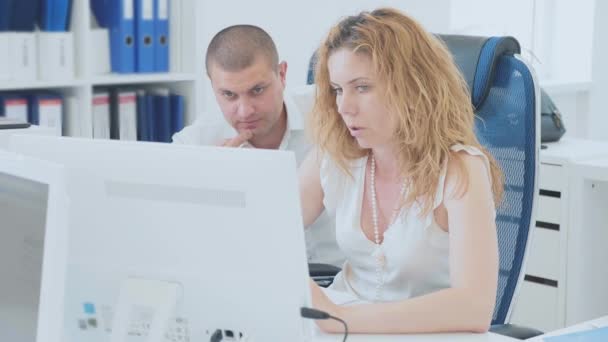 Junge Geschäftsleute nutzen Computer im Büro. — Stockvideo