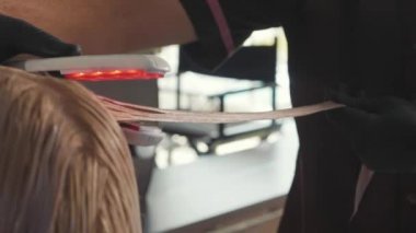 Keratin kurtarma ve protein tedavi ile profesyonel kızılötesi demir alet.