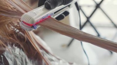Keratin kurtarma ve protein tedavi ile profesyonel kızılötesi demir alet.
