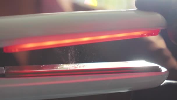 Recuperação de queratina e tratamento proteico com conceito profissional de ferro infravermelho — Vídeo de Stock