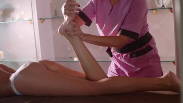 Jeune femme ayant massage des pieds dans le salon de beauté spa . — Video