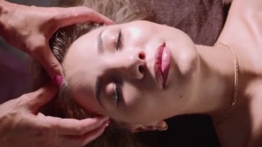 Masör Masaj spa salonda, Genç ve güzel kadın için baş yakın çekim