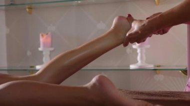 Güzellik spa salonunda masaj ayak olan genç kadın.