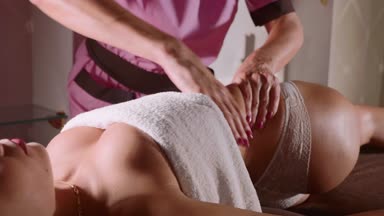 Güzellik spa salonunda masaj ayak olan genç kadın.