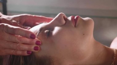 Masör Masaj spa salonda, Genç ve güzel kadın için baş yakın çekim