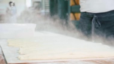 Profesyonel baker fırın mutfak pişirme önce çiğ ekmek bir un dökme