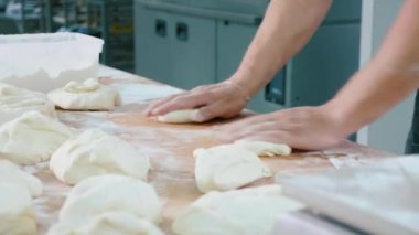 Profesyonel fırıncı fırıncılık ticari mutfak hamur parçalarını oluşturan.