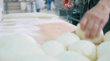 Profesyonel fırıncı fırıncılık ticari mutfak hamur parçalarını oluşturan.