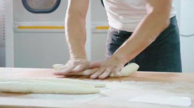 Profesyonel fırıncı fırıncılık ticari mutfak hamur parçalarını oluşturan.