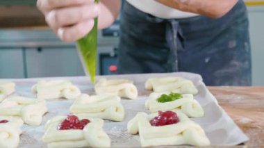 Profesyonel baker reçel önce pişirme tatlı üstüne ekleme fırına koy