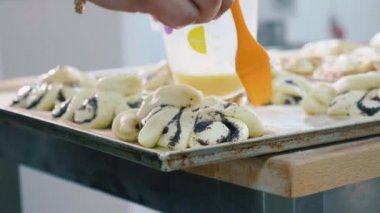 Tatlı pişirme fırın içine girişi önce üst yüzeyi yağlama Baker