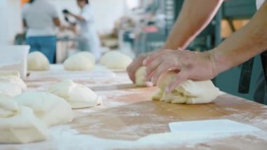 Profesyonel fırıncı fırıncılık ticari mutfak hamur parçalarını oluşturan.