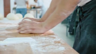 Profesyonel fırıncı fırıncılık ticari mutfak hamur parçalarını oluşturan.