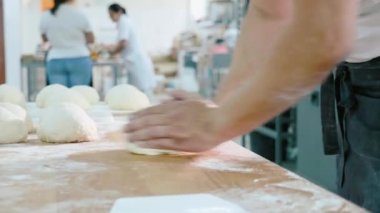 Profesyonel fırıncı fırıncılık ticari mutfak hamur parçalarını oluşturan.