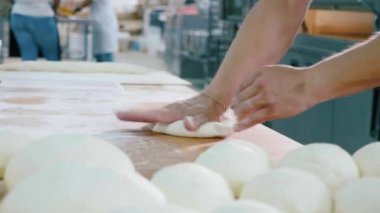 Profesyonel fırıncı fırıncılık ticari mutfak hamur parçalarını oluşturan.